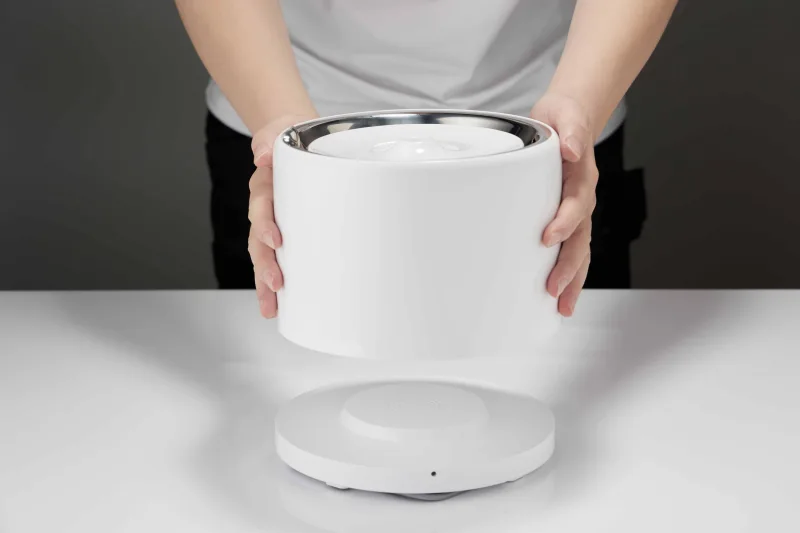 PETKIT Eversweet 3 Pro handheld white fountain being moved