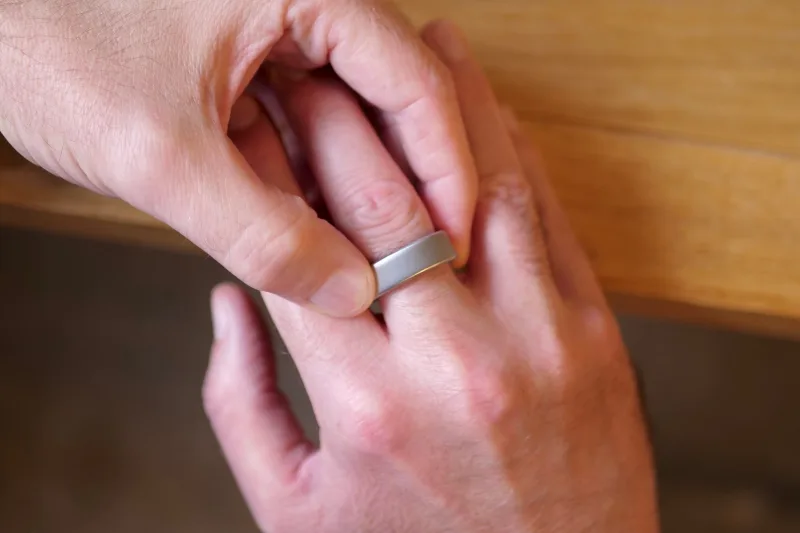 Oura Ring 4 being taken off a finger in daily use