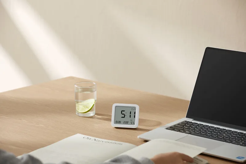 Xiaomi Monitor 3 side angle emphasizing slim lightweight profile and mounting pad